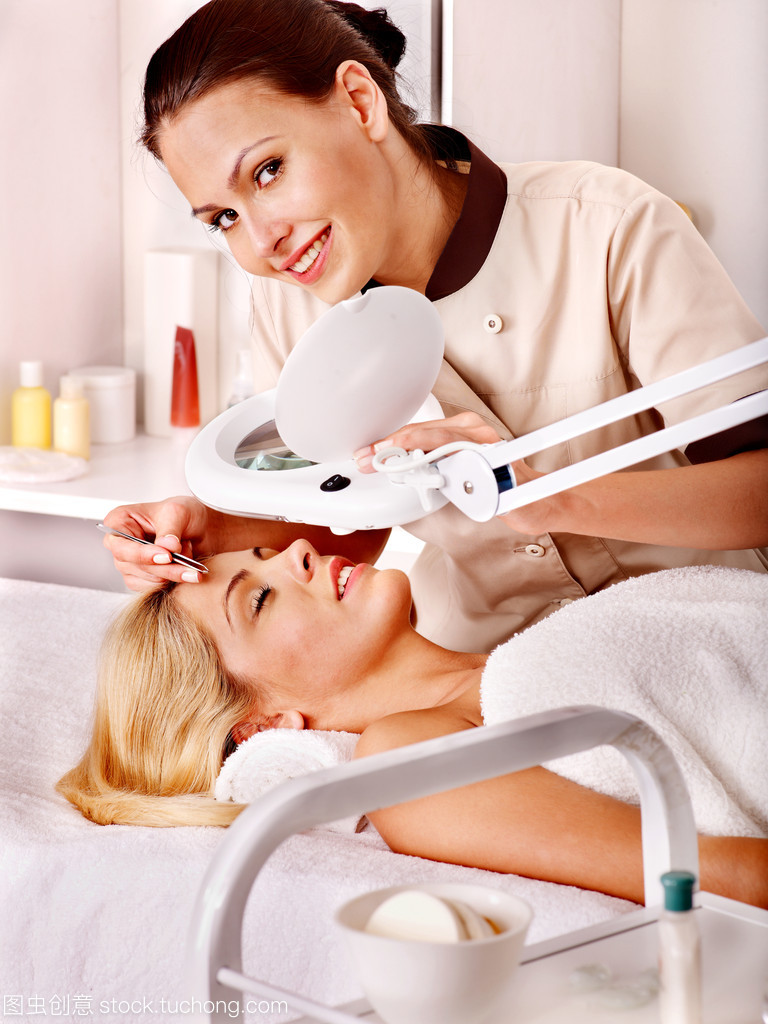 打造精致眉形，美容師的專業(yè)眉部打理——Tweezing美容服務(wù)